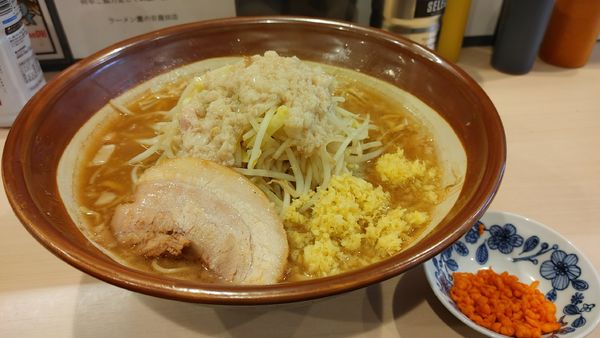 「大・麺増６００ｇ・しょうが（アブラ辛揚げ別皿）￥９３０」@鷹の目 蒲田店の写真