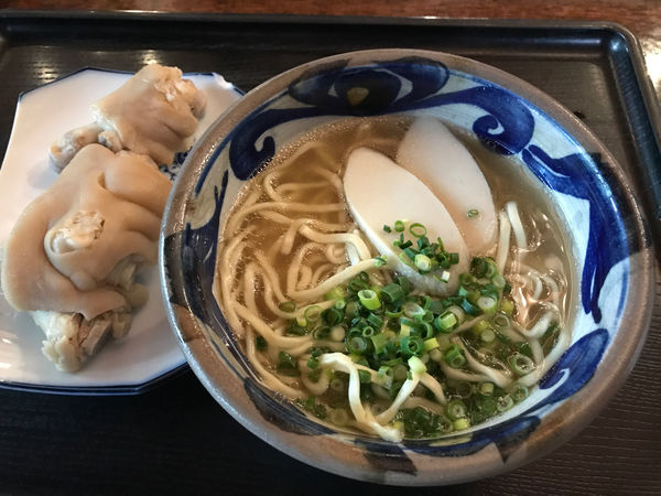 「てびちそば　750円」@沖縄そば 海産物料理店 楚辺の写真