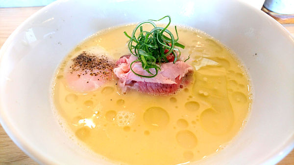 「【昼】白トリュフオイル香る鶏白湯麺」@らーめんMAIKAGURAの写真