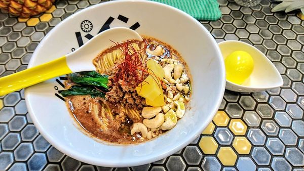 「【期間限定】カカカカカカオ+味玉(クーポンサービス)」@パイナップルラーメン屋さん パパパパパインの写真