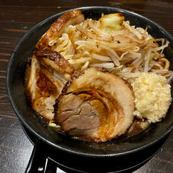 ラーメン（850円）+ぶた2枚（200円）麺と野菜少なめ