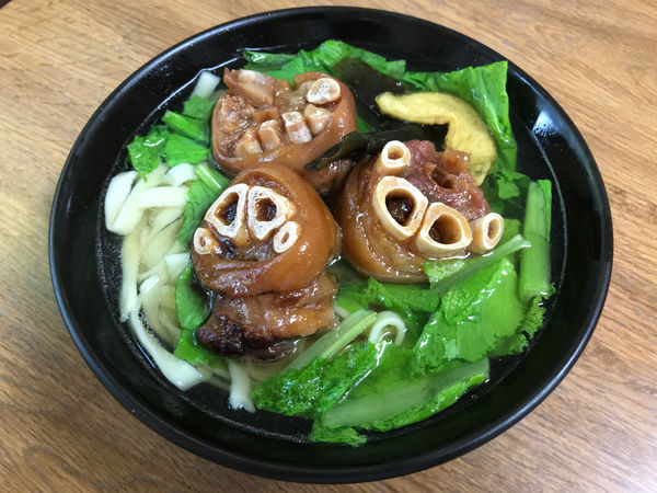 「てびちそば　700円」@新山食堂の写真