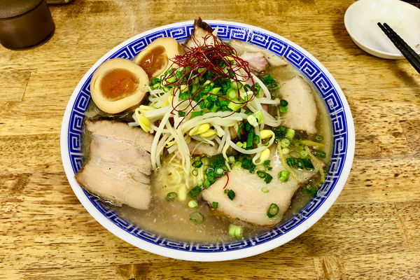 「【限定】吊るし焼豚と燻製叉焼 Wチャーシュー 塩version」@中華蕎麦 丸め 東久留米店の写真