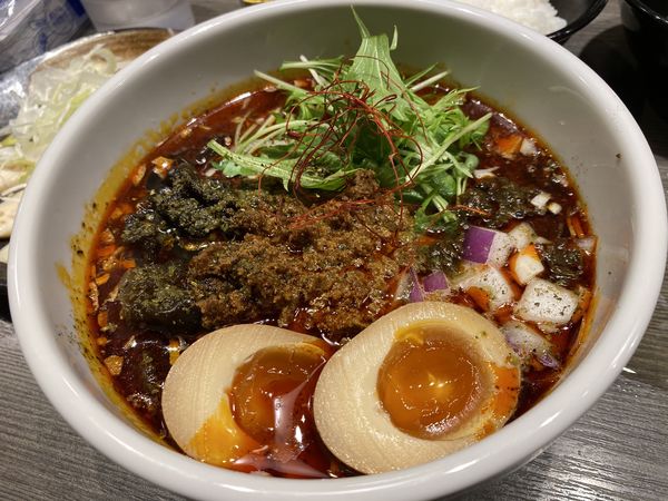 「限定麻辣麺＋味玉（サービス）」@香氣 四川麺条 経堂店の写真
