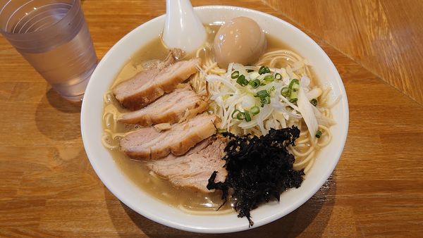 「煮干そば 白醤油 780円 + チャーシュー + 味玉」@中村屋総本山の写真