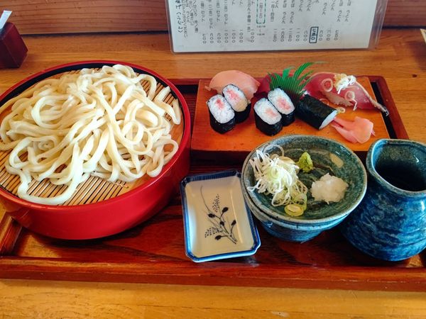 「にぎりセット(にぎり3貫＋巻物一本＋冷うどん)1,000円」@みのり寿司の写真