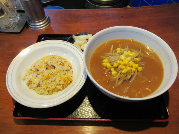 「みそラーメン（550円）＋半チャーハン（400円）」@白龍の写真
