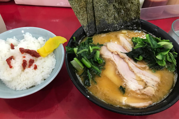 「チャーシュー麺＋青菜+ライス」@杉田家 千葉祐光店の写真