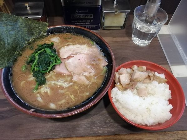 「ラーメン　800円　　小ライス120円」@神田ラーメン わいず 神田本店の写真