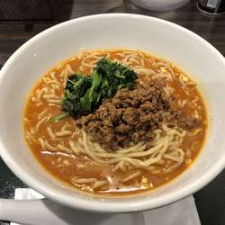 担々麺 890円