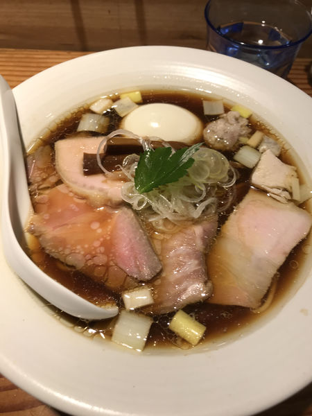「特製醤油そば　おつまみ付きビール」@麺処 篠はらの写真