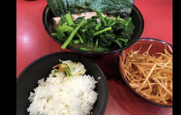 「チャーシュー麺カタメ濃いめ多め、ライス、辛ネギ、レンソウマシ」@家系総本山 ラーメン吉村家の写真