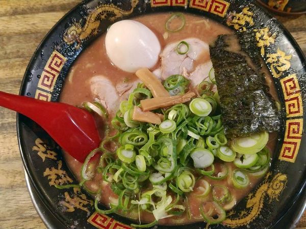 「とんこつラーメン（ネギ多め）＋特製半熟味玉」@無鉄砲 東京中野店の写真