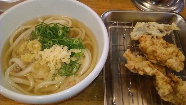 「かけうどん温 370円+鶏天2個 170円」@TOKYO SUNFLOWER IIDABASHIの写真