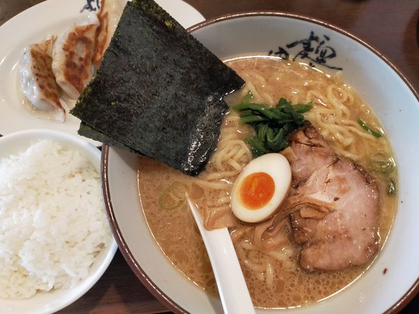 「ラーメン670円+餃子ライス220円(税抜)」@横濱家 新羽店の写真