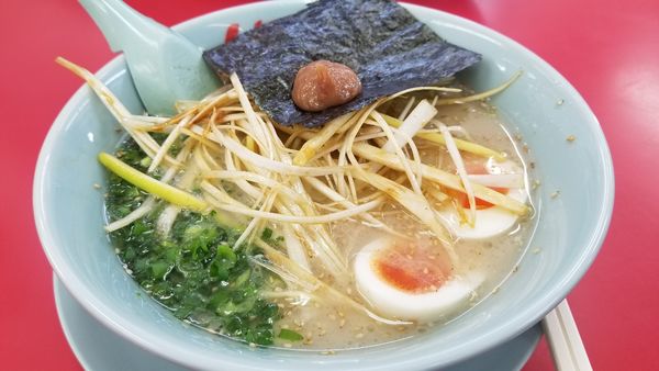 「朝ラーメン　ネギ、味玉トッピング」@山岡家 松本店の写真