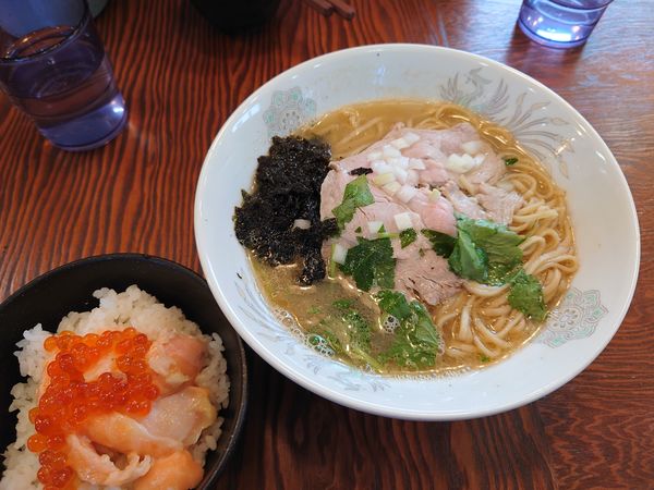 「ズワイ蟹の潮SOBA 500円＋サーモンイクラ丼250円」@拉麺 イチバノナカの写真