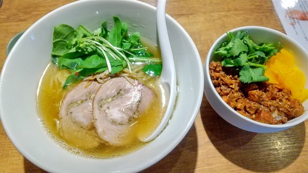 「塩らーめん850円、ルーロー飯ハーフ350円」@SAMARの写真