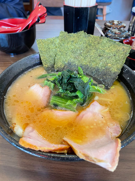 「ラーメン+スモークロース1枚+トロトロばら肉1枚」@横浜家系らーめん 天王家 寒川総本店の写真