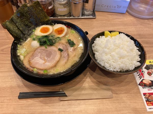 「チャーシューメン脂マシ味玉　ライス大」@横浜家系ラーメン 有楽家 桑名店の写真