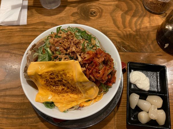 「極三郎丼　チーズキムチ九条ネギマシ」@らーめん 極 本店の写真