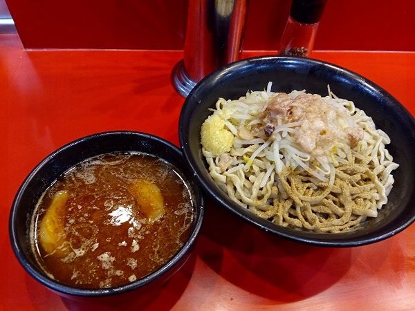 「辛いつけ麺（300ｇ）930円魚粉、脂少しマシ、ニンニク増し」@麺屋 桐龍の写真