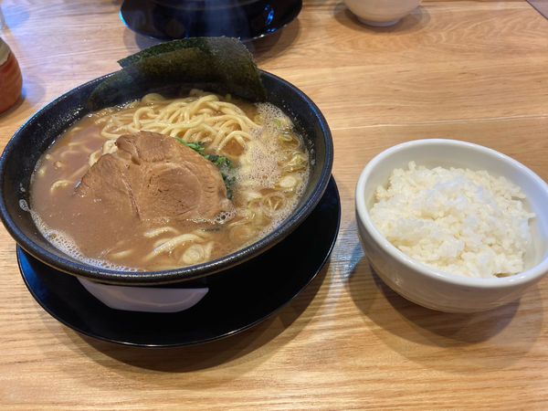 「濃厚とんこつラーメン中＋半ライス(無料)」@濃厚とんこつラーメン むしゃむしゃの写真
