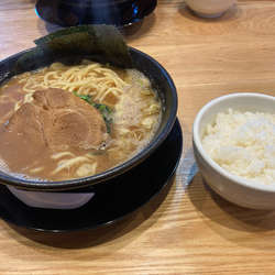 濃厚とんこつラーメン中＋半ライス(無料)