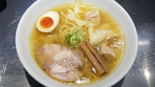 「塩ワンタンめん」@自家製麺 らあめん吟の写真