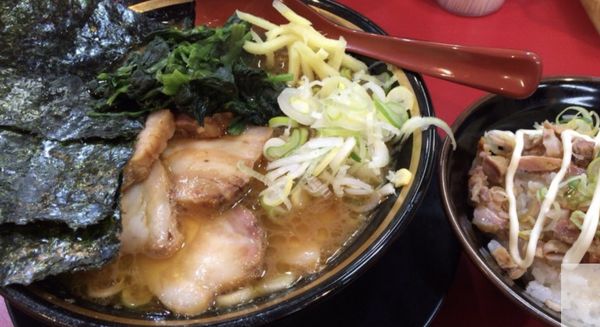 「焼き豚バラチャーシュー麺大カタメ濃いめ多め、賄い飯肉マシ」@家系ラーメン とらきち家の写真