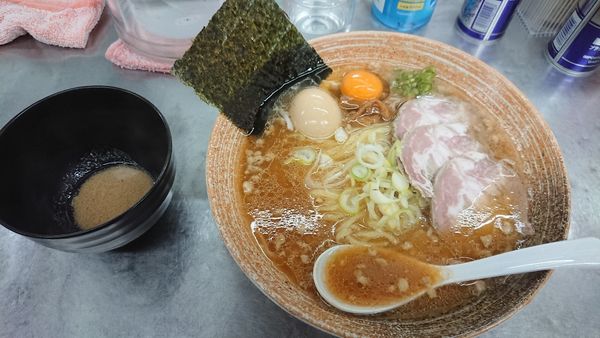 「ウスバハギ出汁正油ラーメン＋味玉＋生卵＋青唐辛子」@覆麺 智の写真