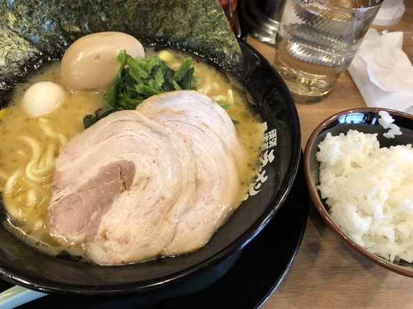 「MAXラーメン固め濃いめライス」@町田商店 高輪ゲートウェイ店の写真
