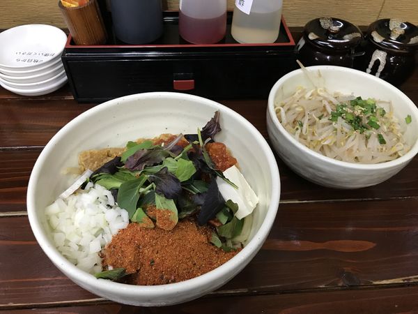 「URAまぜそば+魚魚辛(大辛) 980円」@餃子の並商 都賀店の写真