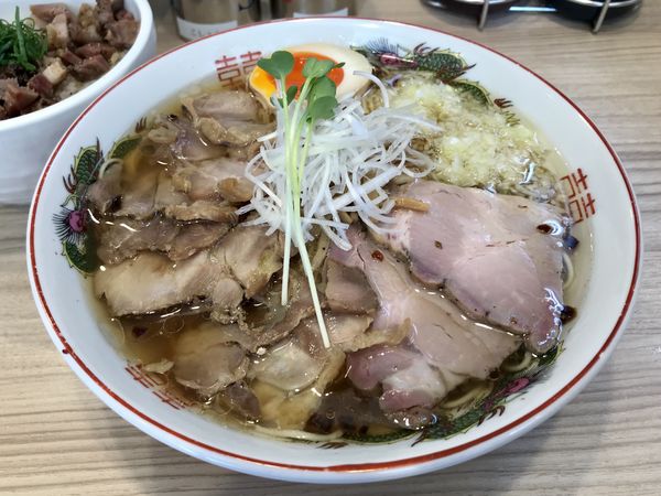 「特製醤油（白醤油）＋ 焼豚丼」@くじら食堂bazar 三鷹店の写真