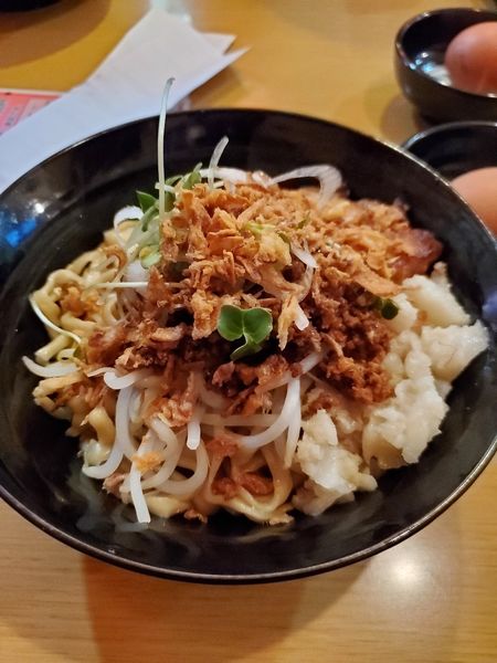 「赤辛まぜそば(小)　生玉子　アブラマシマシ」@浦和まぜそば 志げるの写真