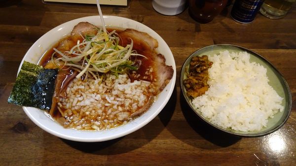 「ネギチャーシュー(1,050円)+玉ねぎ増し+ライス」@ラーメン専門 珉珉の写真