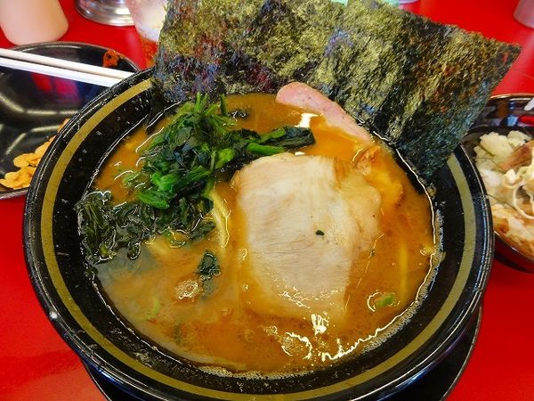 「ラーメン700円硬薄豚とろ半チャーまぶしビール」@柏 王道家の写真