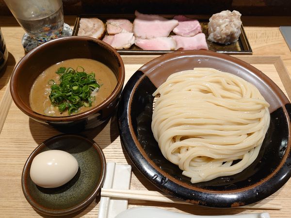 「つけめんTOKYO-X純粋豚骨 特選全部乗せ 比内地鶏半熟味」@中華蕎麦 とみ田の写真