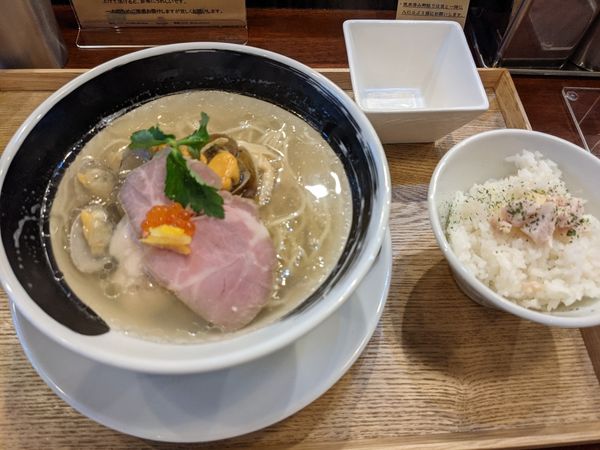 「浅利とムール貝の汐そば950円　ガリバタ飯150円」@麺処しろくろの写真