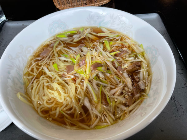 「ネギとチャーシュー細切り湯麺825円」@中国料理 稲吉屋の写真