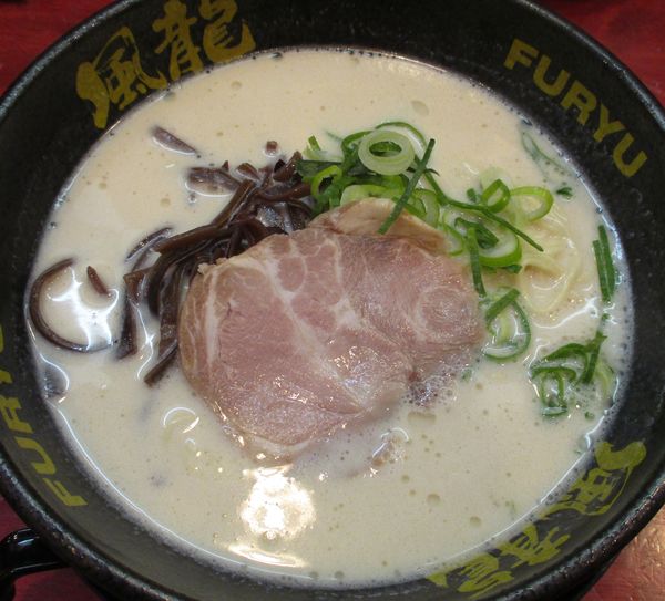 「とんこつラーメン＋替玉1玉　650円」@とんこつラーメン 博多風龍 渋谷店の写真