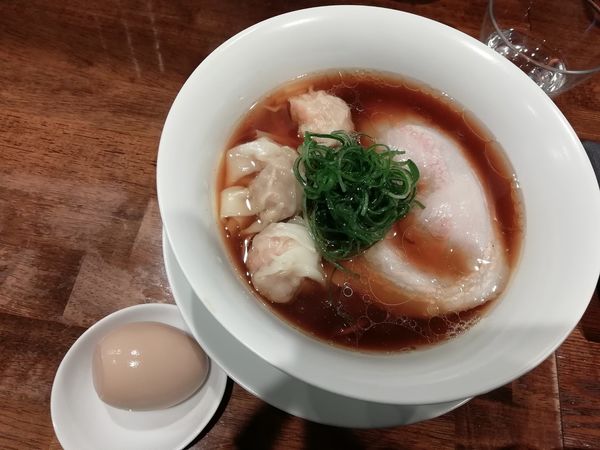「醤油拉麺+味玉+海老雲吞」@創作麺工房 鳴龍の写真