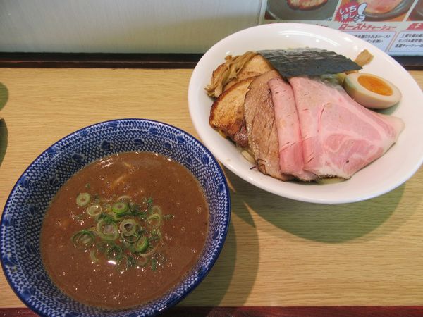 「真空つけめん３００ｇ（８５０円）＋チャーシュー２枚２００円」@らぁーめん 喜元門 龍ヶ崎店の写真