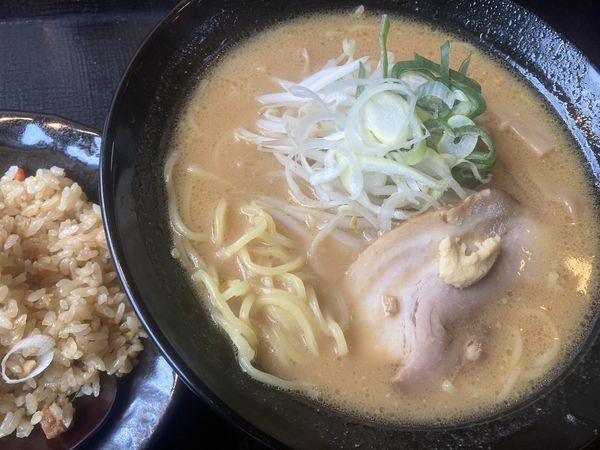 「濃厚味噌ラーメン(半チャンセット)¥910」@北海道らぁめん 伝丸 126号旭警察署前店の写真