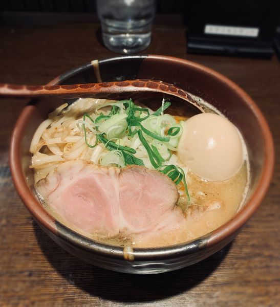 「むさ流豚骨醤油（S￥720）＋味玉（￥110）」@麺処 むささんじんの写真