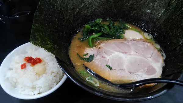 「家系らぁめん、味玉、海苔」@横浜家系らぁめん 毘沙門天の写真