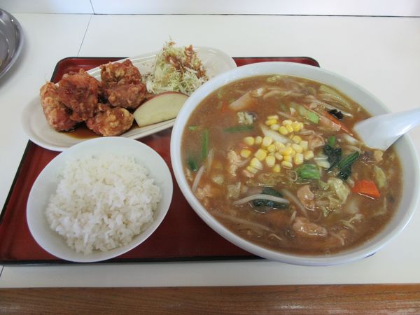 「みそチャンポンメン（７５０円）＋若鶏の唐揚げ６００円」@麺八の写真