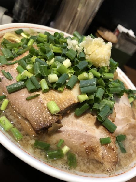 「背脂大蒜ラーメン大盛+青ネギ」@スタミナススムの写真