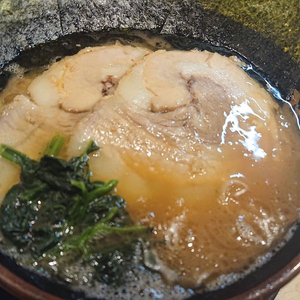 「うらむさチャーシュー（バラ ）950円(硬め)、ライス中」@横浜ラーメン 裏武蔵家 西千葉本店の写真