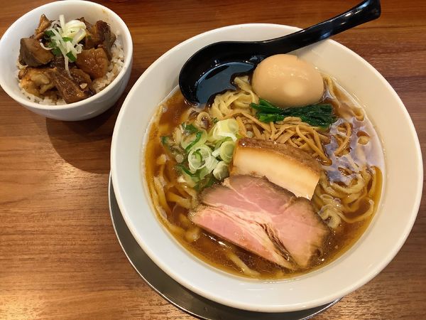 「味玉醤油らーめん（大盛り）+チャーシューご飯」@純手打ち だるまの写真